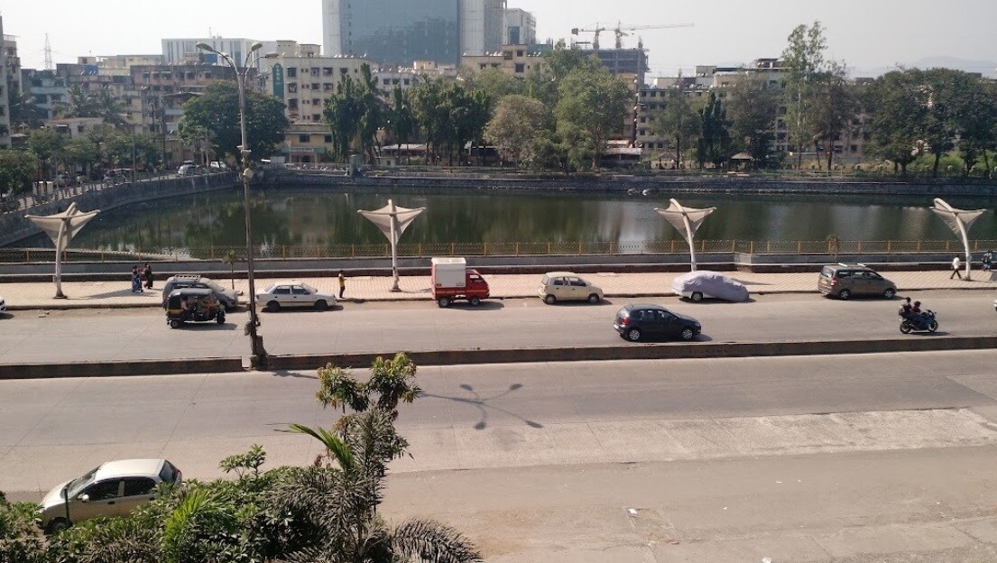 Dighe_a city street filled with lots of parked cars